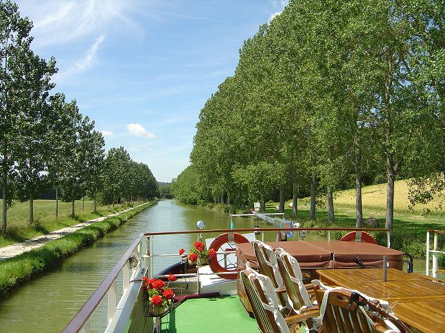 La encantadora cubierta exterior del Panache les ofrece vistas increibles del Canal CRUCEROS FLUVIALES CANALES DE FRANCIA LA PANACHE CRUCEROS FLUVIALES DE LUJO CANAL DE LA MARNE AU RHIN CUBIERTA EXTERIOR